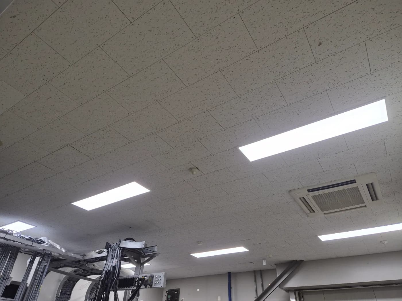 실내 작업 공간의 천장 조명